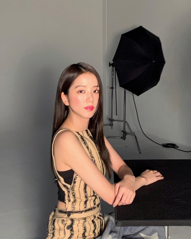 Để ho&agrave;i kiểu t&oacute;c d&agrave;i rẽ ng&ocirc;i nhưng Jisoo (Black Pink) c&oacute; &iacute;t nhất 4 c&aacute;ch biến tấu để visual lu&ocirc;n xuất sắc chứ chẳng hề nhạt nhẽo - Ảnh 6.