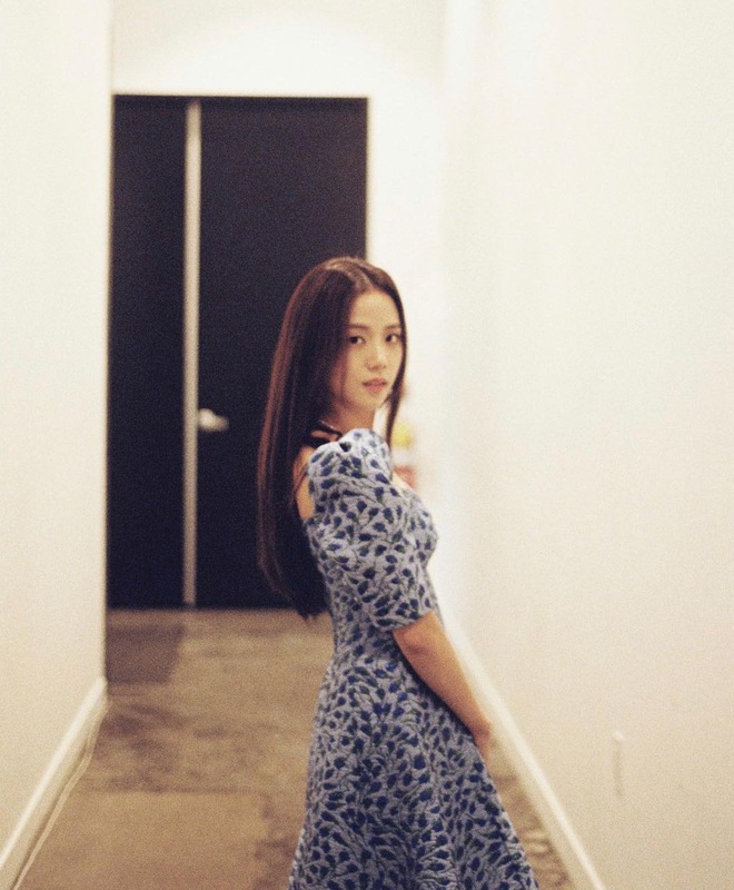 Để ho&agrave;i kiểu t&oacute;c d&agrave;i rẽ ng&ocirc;i nhưng Jisoo (Black Pink) c&oacute; &iacute;t nhất 4 c&aacute;ch biến tấu để visual lu&ocirc;n xuất sắc chứ chẳng hề nhạt nhẽo - Ảnh 8.