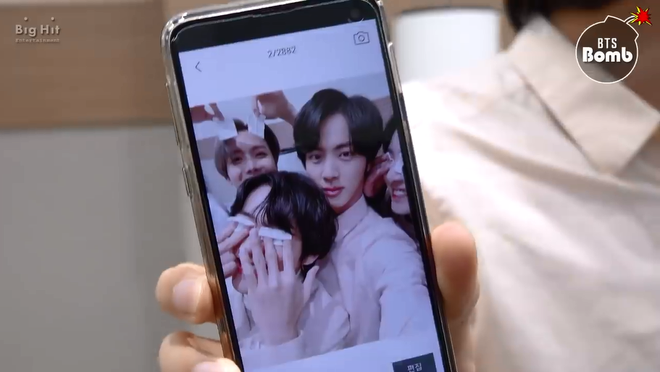 Khổ thân Jin (BTS), có đàn em nheo nhóc nên muốn selfie một mình cũng khó! - Ảnh 6.