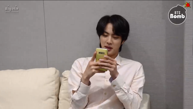Khổ th&acirc;n Jin (BTS), c&oacute; đ&agrave;n em nheo nh&oacute;c n&ecirc;n muốn selfie một m&igrave;nh cũng kh&oacute;! - Ảnh 8.