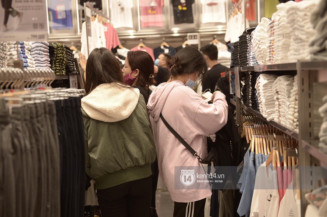 Hàng trăm khách đeo khẩu trang xếp hàng chờ mua sắm ở cửa hàng Uniqlo đầu  tiên tại Hà Nội