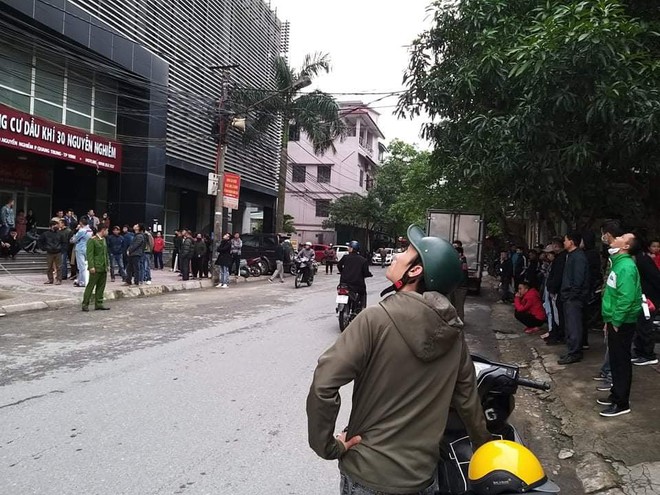 Nam thanh ni&ecirc;n rơi từ tầng 13 chung cư tr&uacute;ng &ocirc; t&ocirc; đang đỗ b&ecirc;n vỉa h&egrave;, tử vong tại chỗ - Ảnh 1.
