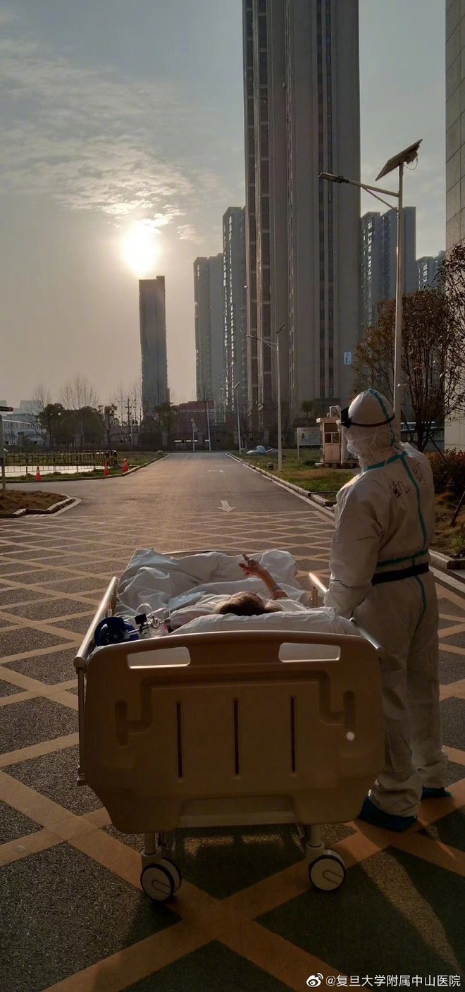 Khoảnh khắc bác sĩ và bệnh nhân nhiễm virus corona ở Vũ Hán cùng ngắm hoàng hôn lay động trái tim cộng đồng mạng - Ảnh 1.