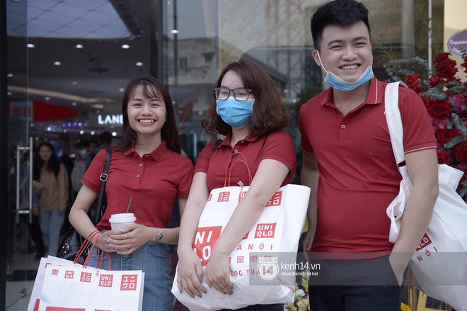 UNIQLO khai trương tại Hà Nội: Cực nhiều món đẹp xịn giá 249k - 499k khiến khách mua nhiều bill khủng, xếp hàng ngày một đông - Ảnh 16.