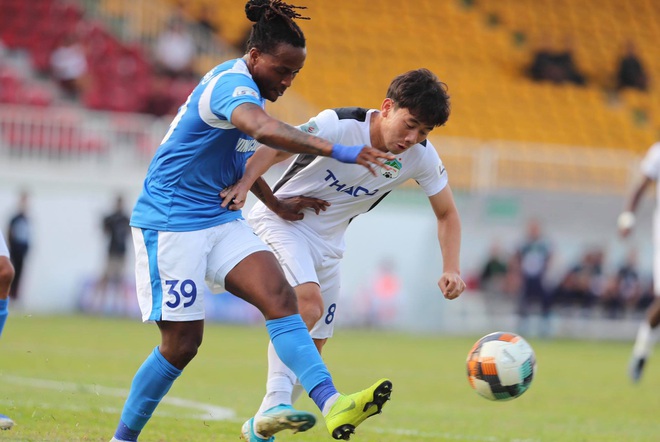 Tuấn Anh buồn xo v&igrave; kh&ocirc;ng được c&ugrave;ng đồng đội HAGL mở m&agrave;n thắng lợi tại V.League 2020 - Ảnh 6.