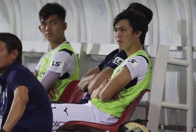 Tuấn Anh buồn xo v&igrave; kh&ocirc;ng được c&ugrave;ng đồng đội HAGL mở m&agrave;n thắng lợi tại V.League 2020 - Ảnh 2.