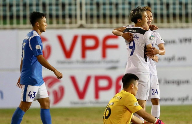 Tuấn Anh buồn xo v&igrave; kh&ocirc;ng được c&ugrave;ng đồng đội HAGL mở m&agrave;n thắng lợi tại V.League 2020 - Ảnh 4.
