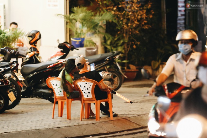 Phố nhậu ở S&agrave;i G&ograve;n đ&igrave;u hiu m&ugrave;a dịch Covid-19, nh&acirc;n vi&ecirc;n ra đường năn nỉ kh&aacute;ch v&agrave;o qu&aacute;n - Ảnh 14.