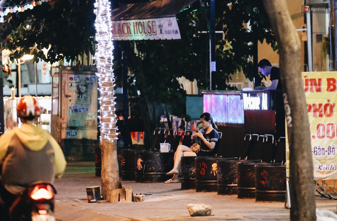 Phố nhậu ở S&agrave;i G&ograve;n đ&igrave;u hiu m&ugrave;a dịch Covid-19, nh&acirc;n vi&ecirc;n ra đường năn nỉ kh&aacute;ch v&agrave;o qu&aacute;n - Ảnh 12.