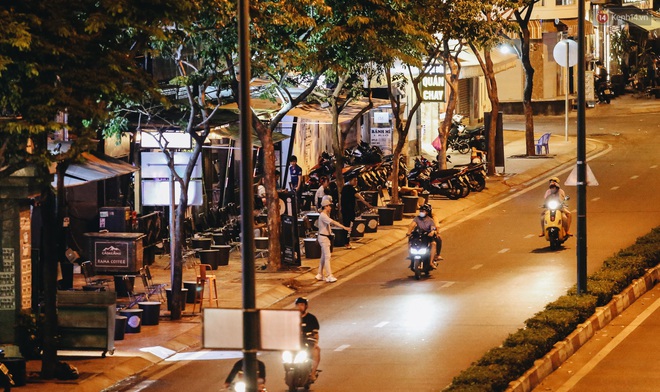Phố nhậu ở S&agrave;i G&ograve;n đ&igrave;u hiu m&ugrave;a dịch Covid-19, nh&acirc;n vi&ecirc;n ra đường năn nỉ kh&aacute;ch v&agrave;o qu&aacute;n - Ảnh 2.