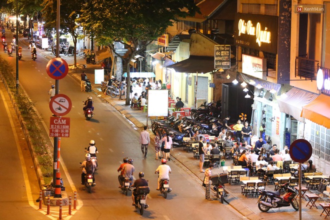 Phố nhậu ở S&agrave;i G&ograve;n đ&igrave;u hiu m&ugrave;a dịch Covid-19, nh&acirc;n vi&ecirc;n ra đường năn nỉ kh&aacute;ch v&agrave;o qu&aacute;n - Ảnh 1.