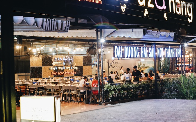 Phố nhậu ở S&agrave;i G&ograve;n đ&igrave;u hiu m&ugrave;a dịch Covid-19, nh&acirc;n vi&ecirc;n ra đường năn nỉ kh&aacute;ch v&agrave;o qu&aacute;n - Ảnh 4.
