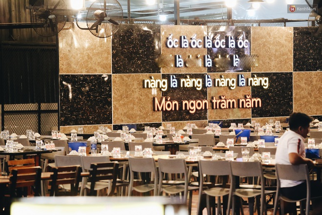 Phố nhậu ở S&agrave;i G&ograve;n đ&igrave;u hiu m&ugrave;a dịch Covid-19, nh&acirc;n vi&ecirc;n ra đường năn nỉ kh&aacute;ch v&agrave;o qu&aacute;n - Ảnh 3.