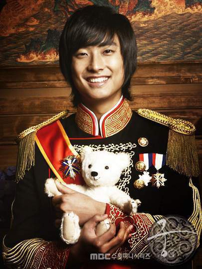 joo-ji-hoon-as-lee-shin-goon-princess-hours-21827893-405-540-1583495328446877892747.jpg