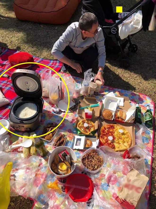 Bức ảnh cả nhà đi picnic vẫn mang theo… nồi cơm điện to tổ chảng gây choáng váng: Ăn gì thì cũng phải ăn cơm mới no! - Ảnh 1.