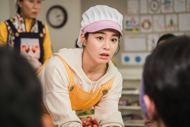 Bị bắt tại trận trong HI BYE, MAMA!, Kim Tae Hee hoảng hốt sợ bị mợ hai của chồng cũ đ&aacute;nh ghen - Ảnh 2.