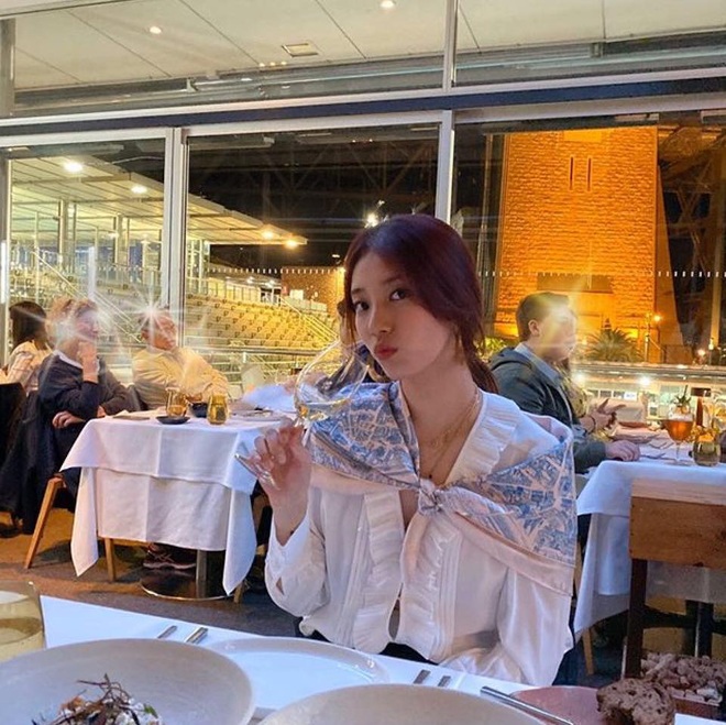 &Aacute;o blouse kiểu qu&yacute; tộc đang được hội chị em sao H&agrave;n m&ecirc; mệt, b&aacute;nh b&egrave;o l&agrave; thế nhưng l&ecirc;n đồ lại sang chảnh kh&oacute; tin - Ảnh 18.