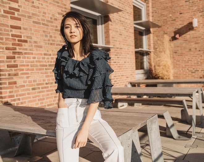 &Aacute;o blouse kiểu qu&yacute; tộc đang được hội chị em sao H&agrave;n m&ecirc; mệt, b&aacute;nh b&egrave;o l&agrave; thế nhưng l&ecirc;n đồ lại sang chảnh kh&oacute; tin - Ảnh 5.