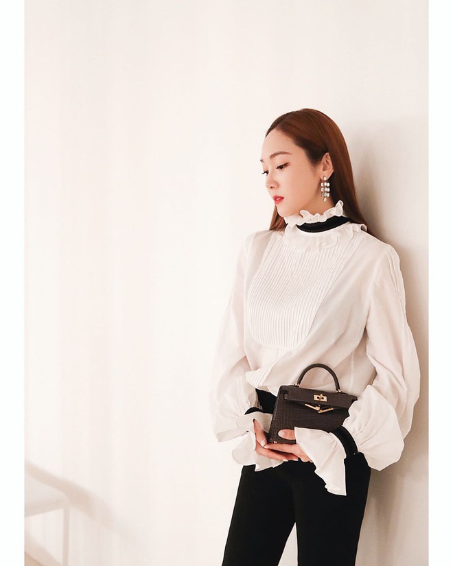 &Aacute;o blouse kiểu qu&yacute; tộc đang được hội chị em sao H&agrave;n m&ecirc; mệt, b&aacute;nh b&egrave;o l&agrave; thế nhưng l&ecirc;n đồ lại sang chảnh kh&oacute; tin - Ảnh 7.
