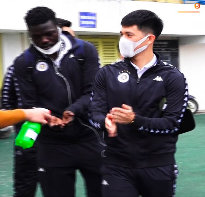 Quang Hải, Đ&igrave;nh Trọng phải đo th&acirc;n nhiệt v&agrave; rửa tay khi đến s&acirc;n so t&agrave;i với Nam Định FC tại V.League 2020 - Ảnh 1.