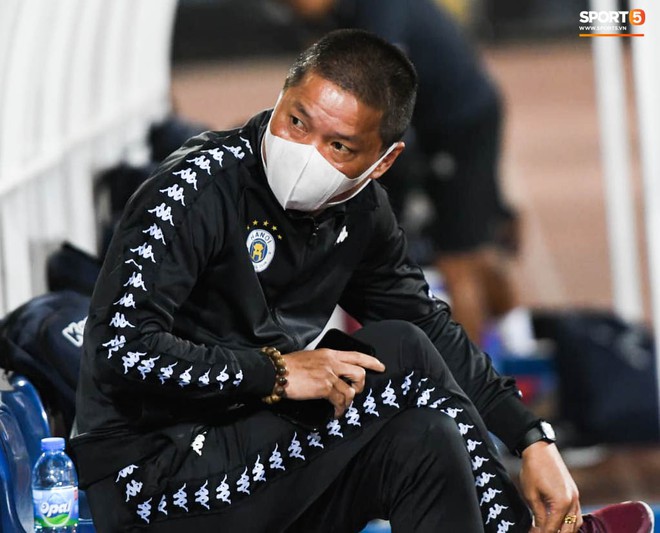 Quang Hải, Đ&igrave;nh Trọng phải đo th&acirc;n nhiệt v&agrave; rửa tay khi đến s&acirc;n so t&agrave;i với Nam Định FC tại V.League 2020 - Ảnh 6.