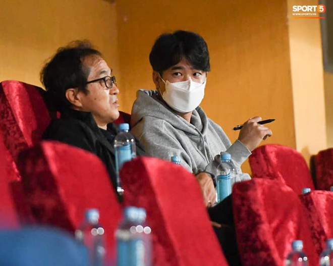 Quang Hải, Đ&igrave;nh Trọng phải đo th&acirc;n nhiệt v&agrave; rửa tay khi đến s&acirc;n so t&agrave;i với Nam Định FC tại V.League 2020 - Ảnh 9.
