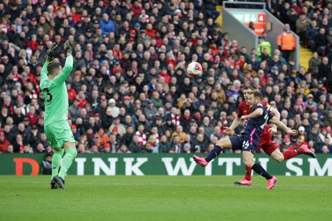 Công thần cứu thua ngay trên vạch vôi, Liverpool chật vật tìm lại cảm hứng chiến thắng trước đội bóng đứng gần cuối bảng - Ảnh 6.