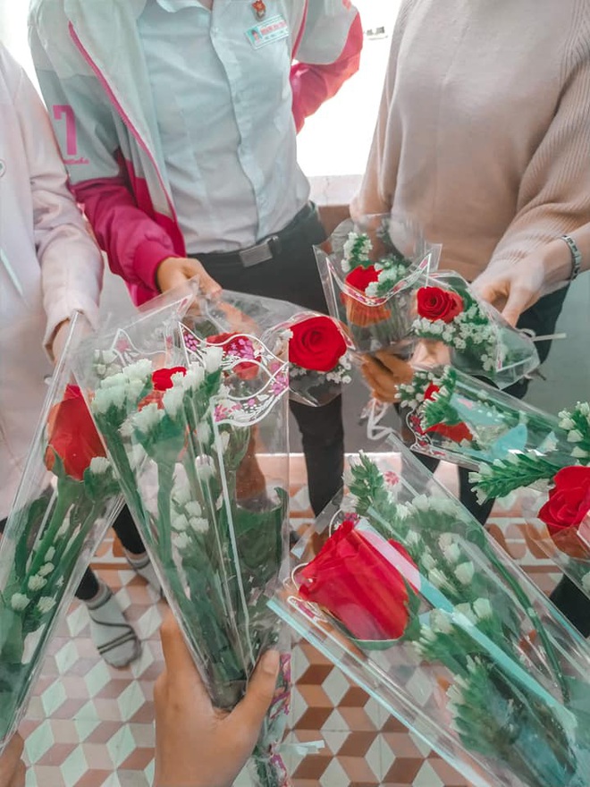 8/3 giữa m&ugrave;a dịch Corona, c&aacute;c nam sinh vẫn d&agrave;y c&ocirc;ng tặng c&aacute;c nữ sinh trong lớp qu&agrave; vừa chất vừa độc - Ảnh 4.