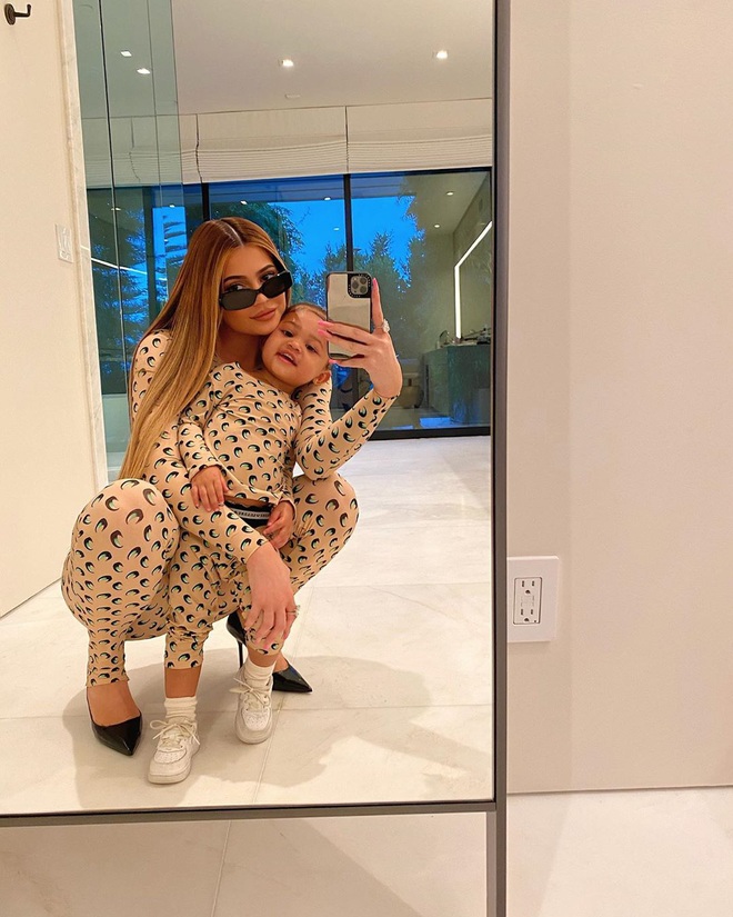 Cặp mẹ con hot nhất Hollywood Kylie Jenner - Stormi cứ mặc đồ đôi là gây bão, lần này bé được chú ý hơn cả mẹ - Ảnh 4.