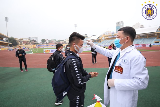 Quang Hải, Đ&igrave;nh Trọng phải đo th&acirc;n nhiệt v&agrave; rửa tay khi đến s&acirc;n so t&agrave;i với Nam Định FC tại V.League 2020 - Ảnh 3.