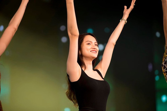 Cựu Hoa hậu Hương Giang tất bật chạy sân khấu, Hoài Sa chắc suất vào Top 12 trước giờ G chung kết Miss International Queen - Ảnh 9.