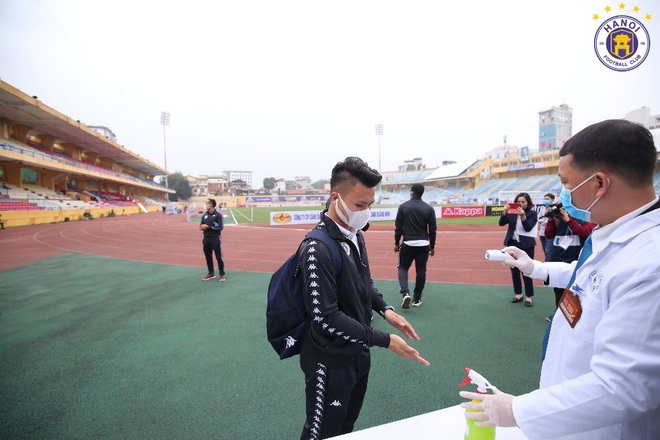 Quang Hải, Đ&igrave;nh Trọng phải đo th&acirc;n nhiệt v&agrave; rửa tay khi đến s&acirc;n so t&agrave;i với Nam Định FC tại V.League 2020 - Ảnh 4.