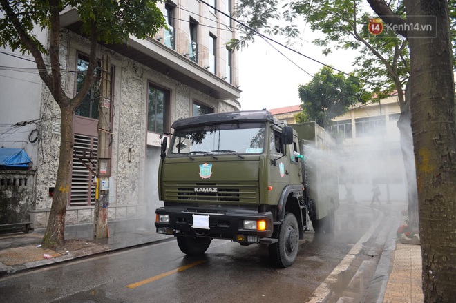 Ảnh: Quân đội triển khai tiêu độc khử trùng khu vực có ca COVID-19 thứ 17 - Ảnh 14.