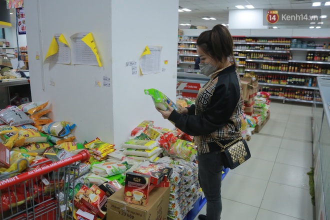 Nhiều siêu thị bổ sung thần tốc nhu yếu phẩm, đảm bảo đủ cung ứng cho người dân Hà Nội - Ảnh 5.