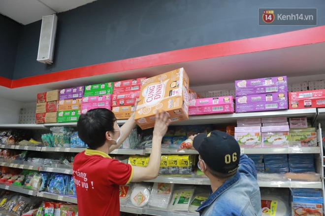 Nhiều siêu thị bổ sung thần tốc nhu yếu phẩm, đảm bảo đủ cung ứng cho người dân Hà Nội - Ảnh 7.