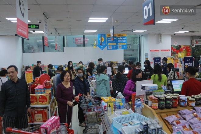 Nhiều siêu thị bổ sung thần tốc nhu yếu phẩm, đảm bảo đủ cung ứng cho người dân Hà Nội - Ảnh 1.