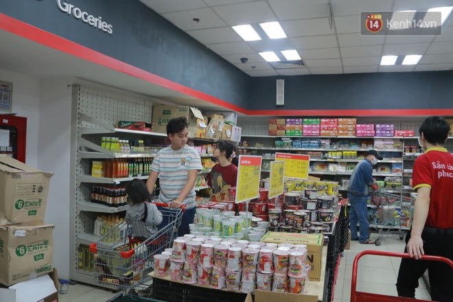 Nhiều siêu thị bổ sung thần tốc nhu yếu phẩm, đảm bảo đủ cung ứng cho người dân Hà Nội - Ảnh 4.