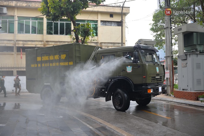 Ảnh: Quân đội triển khai tiêu độc khử trùng khu vực có ca COVID-19 thứ 17 - Ảnh 1.