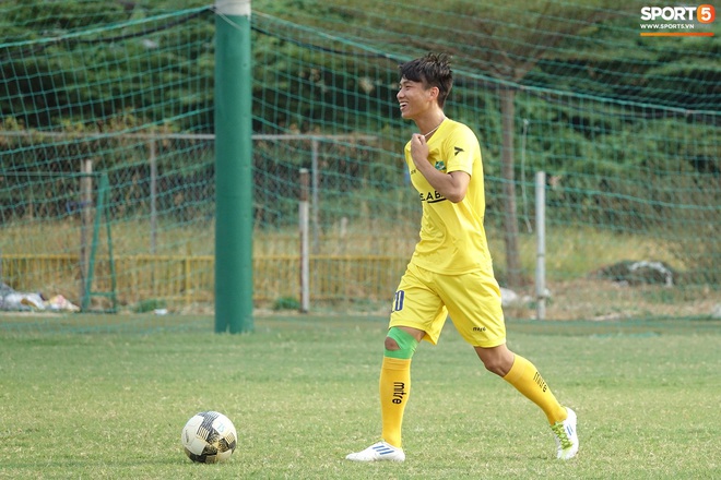 Phan Văn Đức nhí nhảnh tập luyện trước trận tái xuất sân cỏ có HLV Park Hang-seo dự khán - Ảnh 3.