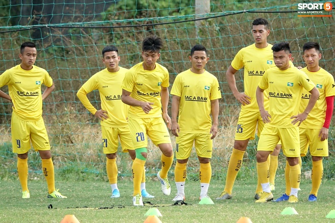 Nhiều đội V.League chưa tính chuyện giảm lương cầu thủ - Ảnh 2.