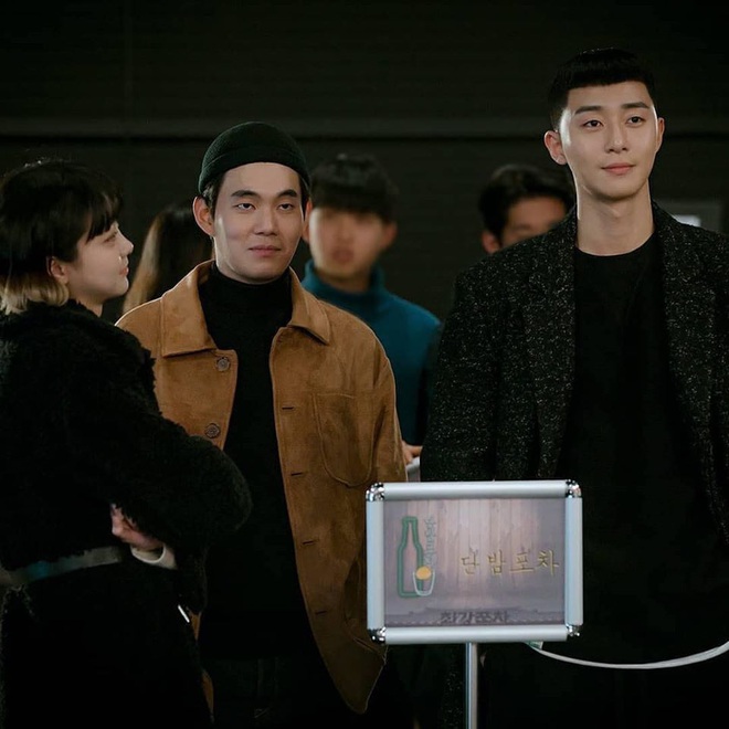 Bỏ qua Park Seo Joon đi, khán giả Tầng Lớp Itaewon đang đánh rơi liêm sỉ vì nhan sắc của đầu bếp chuyển giới đây này! - Ảnh 6.