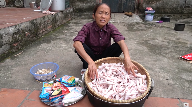 Bà Tân Vlog làm chân gà chao vì con trai Hưng thích ăn, thế mà cả nhà ngồi ăn hết rồi vẫn không thấy Hưng đâu - Ảnh 1.