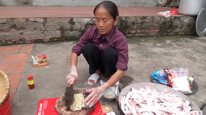 Bà Tân Vlog làm chân gà chao vì con trai Hưng thích ăn, thế mà cả nhà ngồi ăn hết rồi vẫn không thấy Hưng đâu - Ảnh 2.