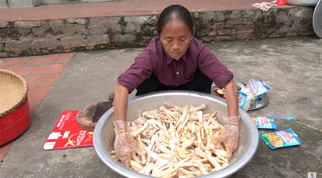 Bà Tân Vlog làm chân gà chao vì con trai Hưng thích ăn, thế mà cả nhà ngồi ăn hết rồi vẫn không thấy Hưng đâu - Ảnh 4.