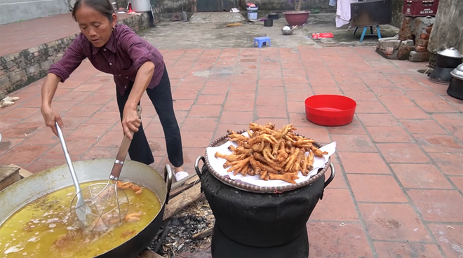 Bà Tân Vlog làm chân gà chao vì con trai Hưng thích ăn, thế mà cả nhà ngồi ăn hết rồi vẫn không thấy Hưng đâu - Ảnh 5.