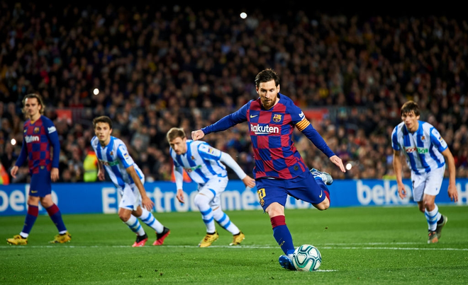 Messi ghi bàn từ chấm phạt đền gây tranh cãi, Barcelona thắng chật vật để chiếm ngôi đầu của Real - Ảnh 8.