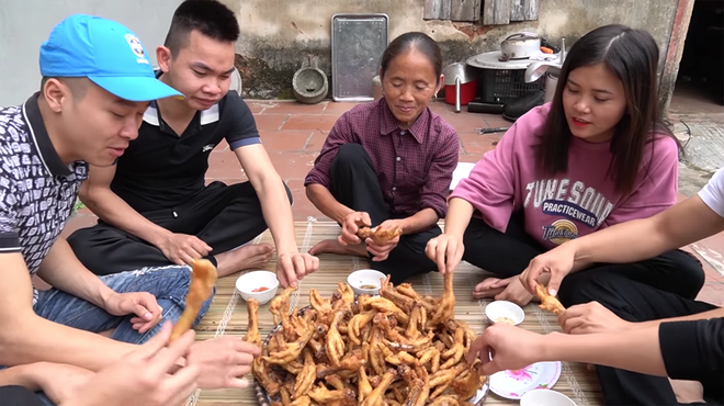 Bà Tân Vlog làm chân gà chao vì con trai Hưng thích ăn, thế mà cả nhà ngồi ăn hết rồi vẫn không thấy Hưng đâu - Ảnh 7.