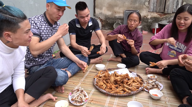 Bà Tân Vlog làm chân gà chao vì con trai Hưng thích ăn, thế mà cả nhà ngồi ăn hết rồi vẫn không thấy Hưng đâu - Ảnh 8.