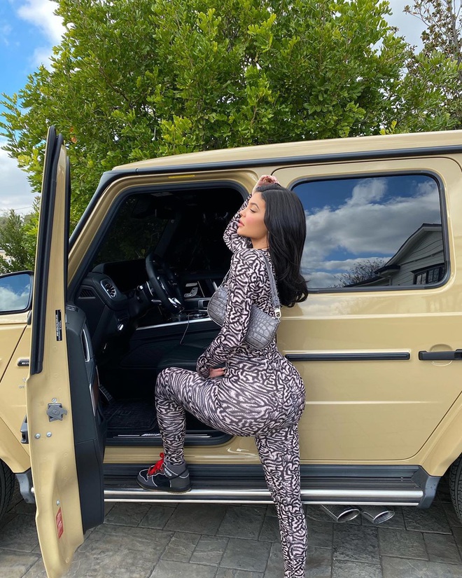 Kim Kardashian giờ đã bị cô em Kylie Jenner soán ngôi siêu vòng 3, nhìn hình đọ body sương sương mới tung là rõ! - Ảnh 8.