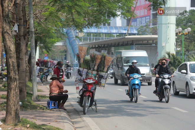 Ảnh: Người dân ngại đi mua sắm vì Covid-19, chủ cửa hàng hoa tươi “méo mặt” trong ngày 8/3 - Ảnh 1.